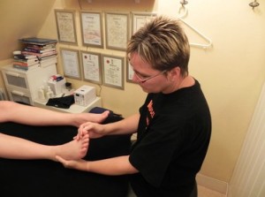 Petra van Musclecare bezig met een voetenmassage in haar massagepraktijk Meppel