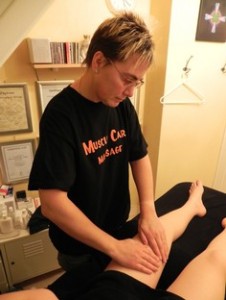 Petra van Ree geeft massage in haar massagepraktijk Meppel