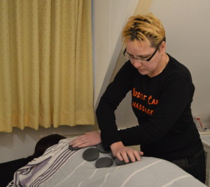 Petra van Ree geeft hotstone massage in haar massagepraktijk