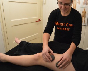 Petra van Ree geeft hotstone massage in haar massagepraktijk Meppel