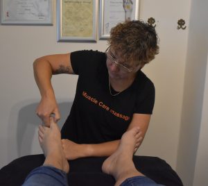 Petra van Musclecare bezig met een voeten massage in haar massagepraktijk Meppel