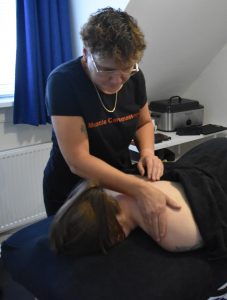 Petra van Musclecare bezig met een massage in haar massagepraktijk Meppel