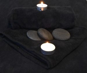 stenen en kaarsjes op massagedekens