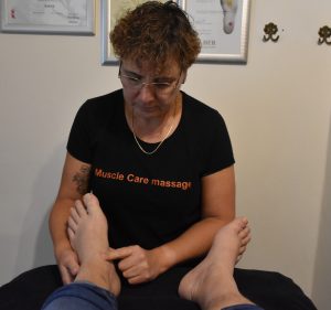 Petra van Musclecare bezig met een voetmassage in haar massagepraktijk Meppel