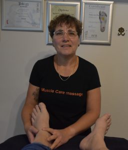 Petra van Musclecare bezig met een massage in haar massagepraktijk Meppel